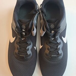 Nike Men's Black and White Athletic Shoes